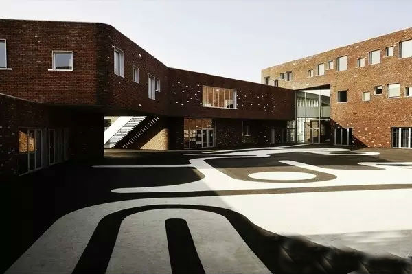 世界校园文化设计之法国李维·史特劳斯高中